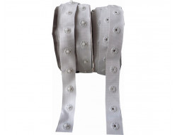 Boutons pression sur bande gris clair