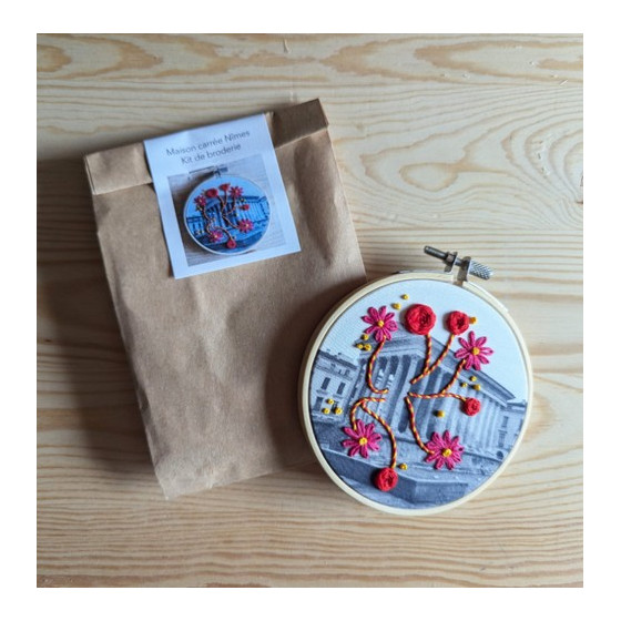 Kit de broderie Maison carrée Nîmes par Elise Benétreau-Bernard  - 1
